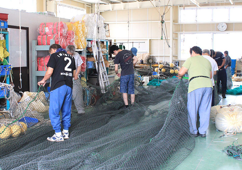 1ami 魚網加工の作業中